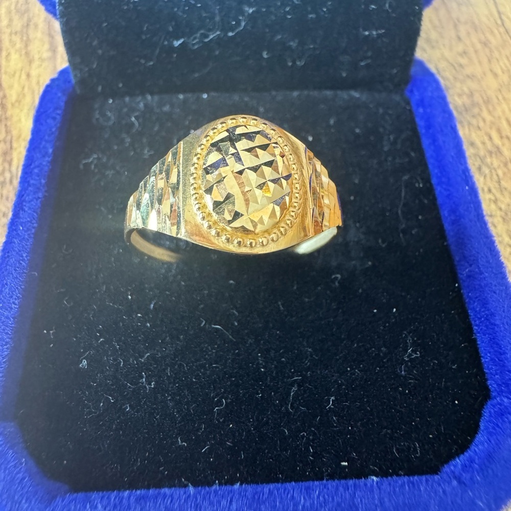 18k Elegant Gold Dia Cut Men  Ring sz 9 1.1 gram